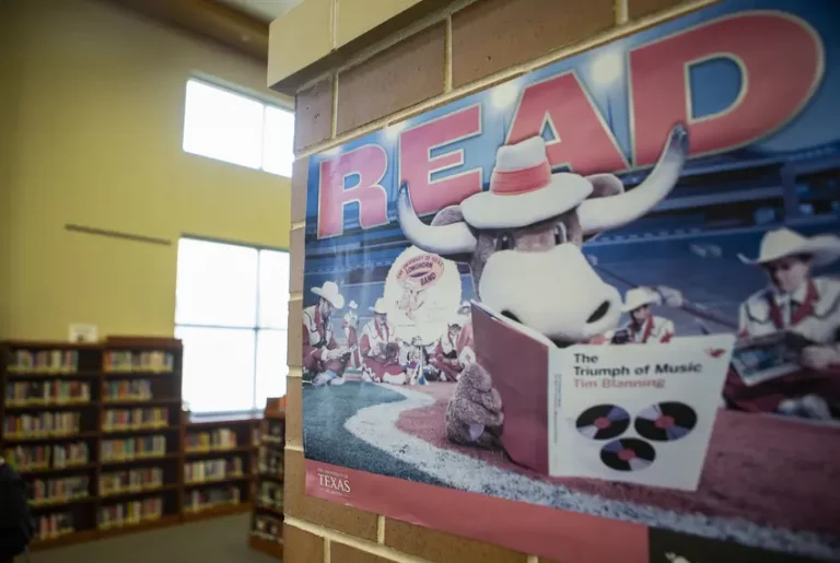 Vandegrift High School's library on March 2, 2022 / Credit: Lauren Witte / The Texas Tribune