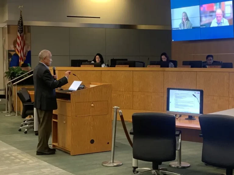 Houston ISD Superintendent Mike Miles, at podium, speaks to the district’s board of managers on Thursday, Aug. 15, 2024, at the Hattie Mae White Educational Support Center. Credit: Adam Zuvanich / Houston Public Media