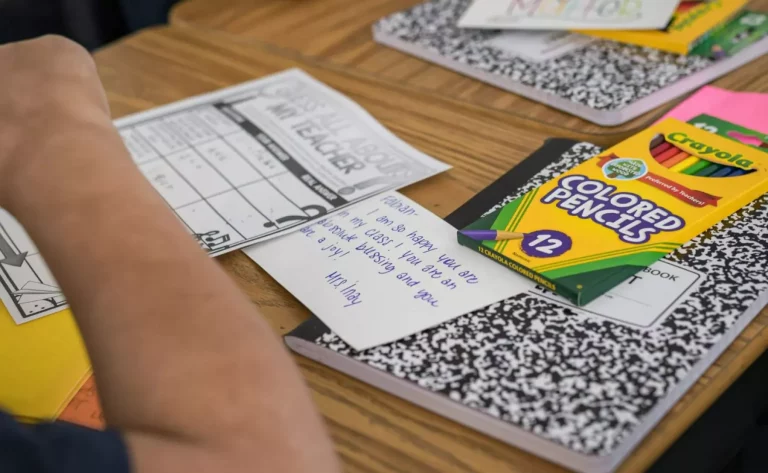 A note and school supplies sit on a student's desk in a classroom at Rufino Mendoza Elementary in Fort Worth ISD on Aug. 13, 2023. / Cristian ArguetaSoto / Fort Worth Report