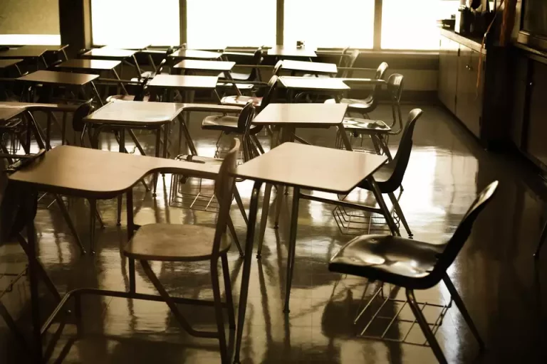 The Texas Education Agency Commissioner is considering a cellphone ban in schools amid the rise of threats in the Lone Star State. / halbergman / Getty Images