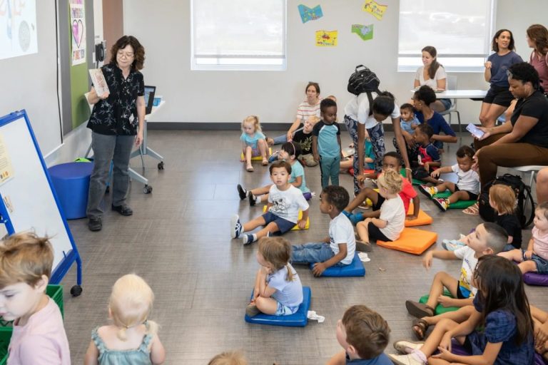 Youth Library Assistant Joann Tseng reads a book to children at the preschool story time on Aug. 2, 2022, at the Reby Cary Youth Library, 3851 E. Lancaster Ave. Credit: Cristian ArguetaSoto for Fort Worth Report